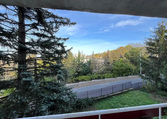 Castle View Apartment With Free Garage