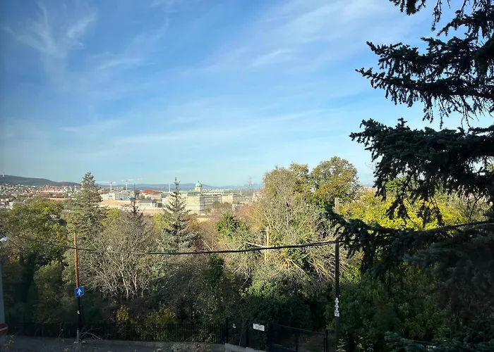 Castle View Apartment With Free Garage