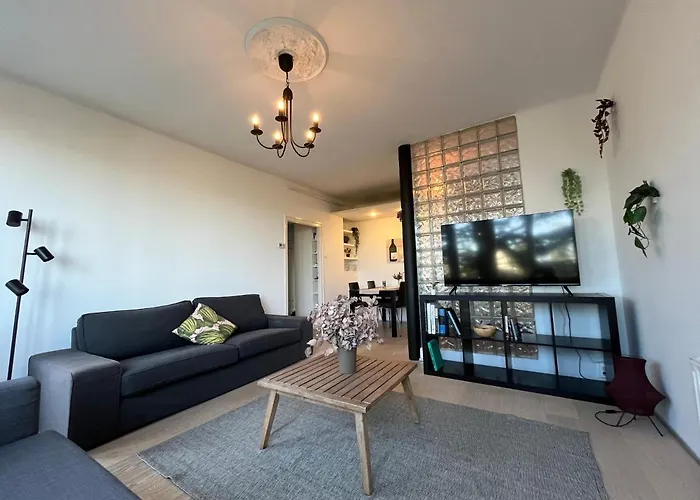 Castle View Apartment With Free Garage